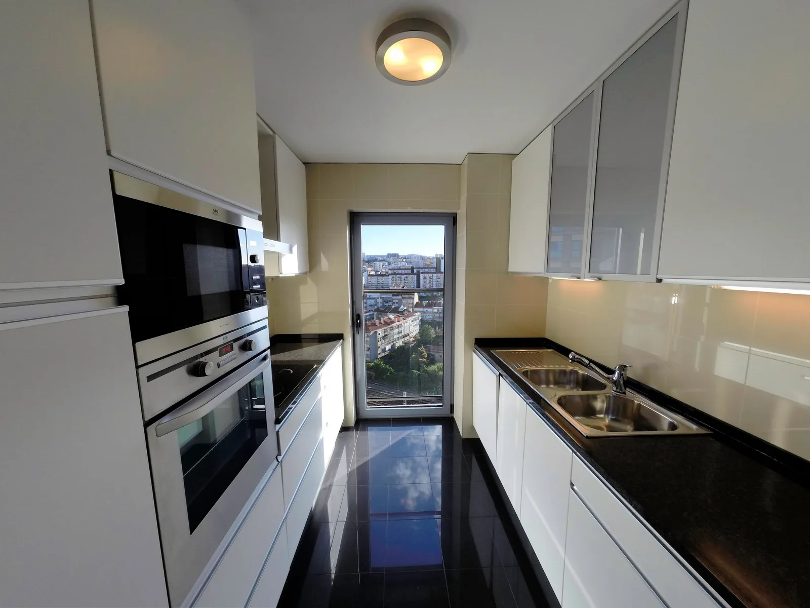 Fully equipped kitchen of the Riverside apartment, Lisbon
