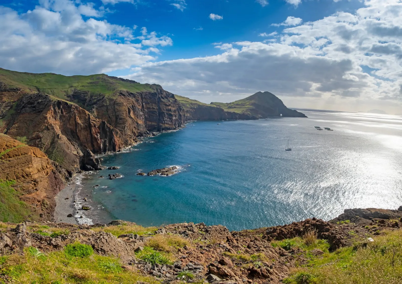 Dramatische Küstenklippen und azurblaues Wasser der Insel Madeira