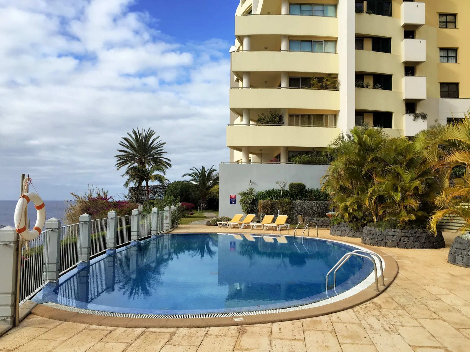 Una de las piscinas del complejo, justo al borde del acantilado sobre el Atlántico