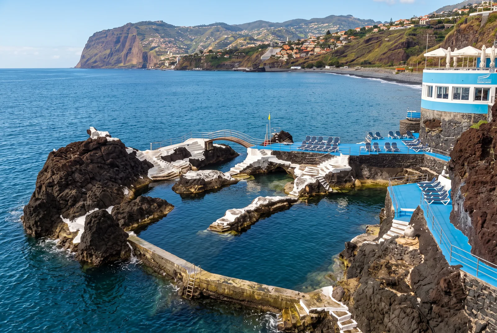 Las piscinas naturales de Doca do Cavacas, en el extremo oeste del paseo marítimo