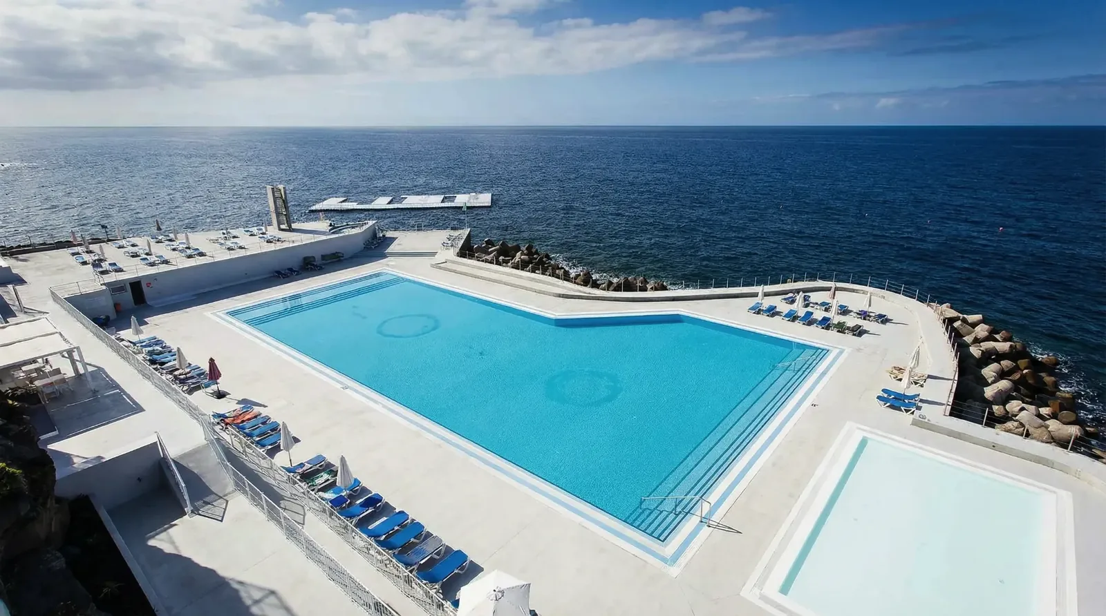 The saltwater pool of the Lido complex with the sea platform and the Atlantic beyond