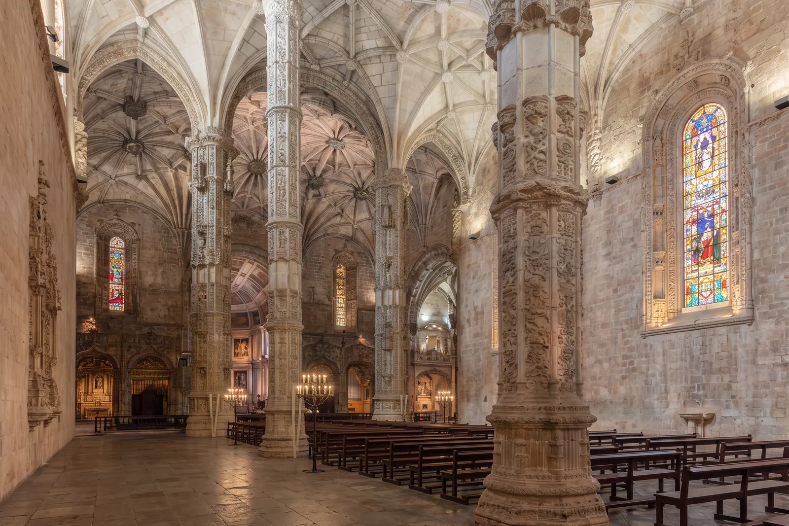 Carved Manueline columns rising to the ribbed vault of the church of Santa Maria de Belém, Jerónimos Monastery